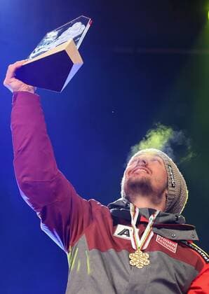 Themen der Woche - Sport Bilder des Tages - SPORT ALPINE SKIING - FIS Ski WC St. Moritz SANKT MORITZ,SWITZERLAND,17.FEB.17 - ALPINE SKIING - FIS Alpine World Ski Championships, giant slalom, men, award ceremony. Image shows the rejoicing of Marcel Hirscher (AUT). Keywords: medal, trophy. GEPAxpictures xChristianxWalgram