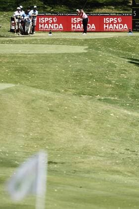 Bilder des Tages - SPORT February 18th 2017, Lake Karrinyup Country Club, Perth, Western Australia, Australia; ISPS Handa World Super 6 Perth Golf Tournament Day 3 Jake Higginbottom (AUS) drives off the tee on the par 3 5th hole during his round on day 3 xDavidxWoodleyx  ActionPlus11847429