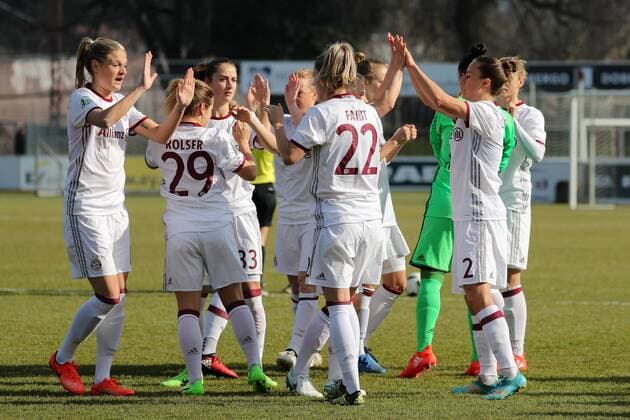 Spielerinnen des FC Bayern München klatschen sich vor dem Anpfiff ab, Fussball, Allianz Frauen-Bundesliga, SC Freiburg - FC Bayern München, xozx