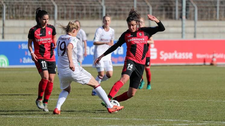 v.li.: Hasret Kayikci (Freiburg, 11), Carina Wenninger (FCB, 19), Cinzia Zehnder (Freiburg, 14), Zweikampf, Duell, duel, tackle, tackling, Dynamik, Action, Aktion, Fussball, Allianz Frauen-Bundesliga, SC Freiburg - FC Bayern München, xozx