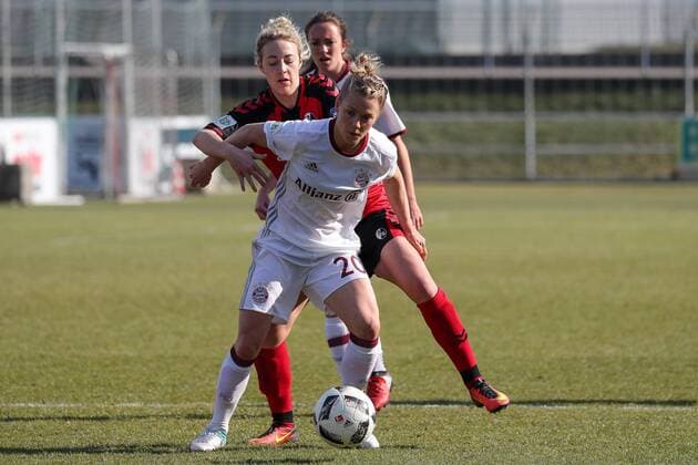 v.li.: Carolin Simon (Freiburg, 30), Leonie Maier (FCB, 20), Zweikampf, Duell, duel, tackle, tackling, Dynamik, Action, Aktion, Fussball, Allianz Frauen-Bundesliga, SC Freiburg - FC Bayern München, xozx