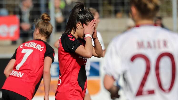 Hasret Kayikci (Freiburg, 11), enttäuscht schauend, Enttäuschung, Frustration, disappointed, pessimistisch, Fussball, Allianz Frauen-Bundesliga, SC Freiburg - FC Bayern München, xozx