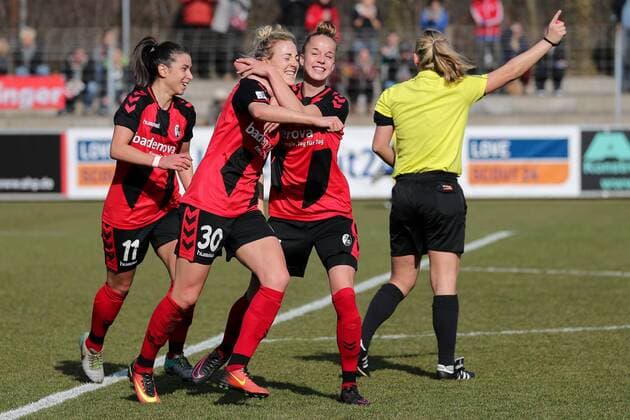 v.li.: Hasret Kayikci (Freiburg, 11), Torschützin Carolin Simon (Freiburg, 30) und Giulia Gwinn (Freiburg, 7) jubeln über das Tor zum 1:1, Jubel, Torjubel, Torerfolg, celebrate the goal, goal, celebration, Jubel ueber das Tor, optimistisch, Action, Aktion, Ausgleich, Fussball, Allianz Frauen-Bundesliga, SC Freiburg - FC Bayern München, xozx