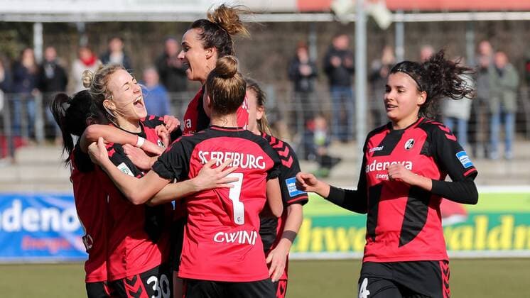 v.li.: Hasret Kayikci (Freiburg, 11), Torschützin Carolin Simon (Freiburg, 30), Lina Maria Magull (Freiburg, 16), Giulia Gwinn (Freiburg, 7), Lena Petermann (Freiburg, 22, verdeckt) und Cinzia Zehnder (Freiburg, 14) jubeln über das Tor zum 1:1, Jubel, Torjubel, Torerfolg, celebrate the goal, goal, celebration, Jubel ueber das Tor, optimistisch, Action, Aktion, Ausgleich, Fussball, Allianz Frauen-Bundesliga, SC Freiburg - FC Bayern München, xozx