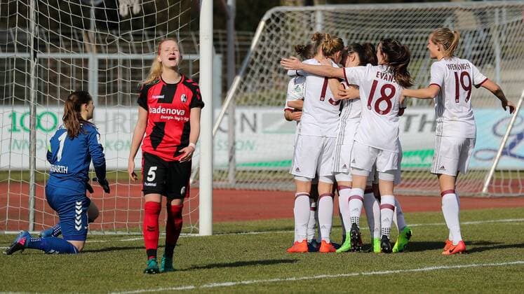 v.li.: Laura Benkarth (Torwart, Freiburg, 1), Kim Fellhauer (Freiburg, 5), enttäuscht schauend, Enttäuschung, Frustration, disappointed, pessimistisch, Spielerinnen des FC Bayern München jubeln über das Tor zum 1:2, Jubel, Torjubel, Torerfolg, celebrate the goal, goal, celebration, Jubel ueber das Tor, optimistisch, Action, Aktion, Fussball, Allianz Frauen-Bundesliga, SC Freiburg - FC Bayern München, xozx