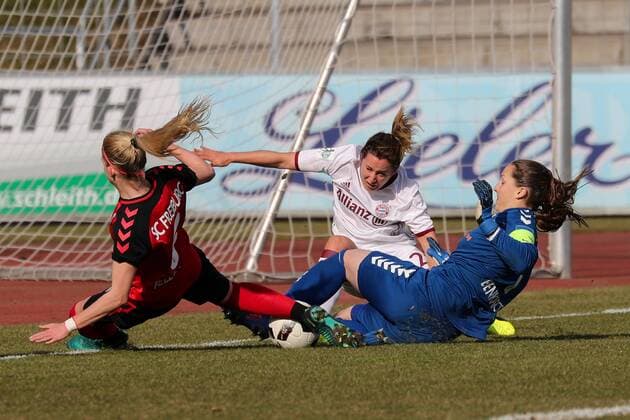 v.li.: Kim Fellhauer (Freiburg, 5), Nicole Rolser (FCB, 29), Laura Benkarth (Torwart, Freiburg, 1), Zweikampf, Duell, duel, tackle, tackling, Dynamik, Action, Aktion, Fussball, Allianz Frauen-Bundesliga, SC Freiburg - FC Bayern München, xozx