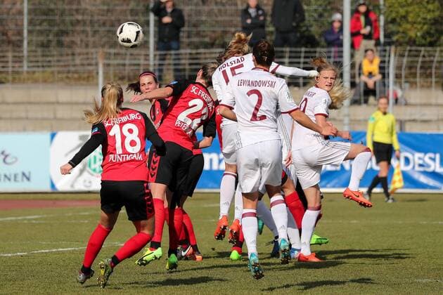 Nora Holstad Berge (FCB, 15) köpft das Tor zum 2:3, Kopfball, header, Aktion, Action, Treffer, Fussball, Allianz Frauen-Bundesliga, SC Freiburg - FC Bayern München, xozx