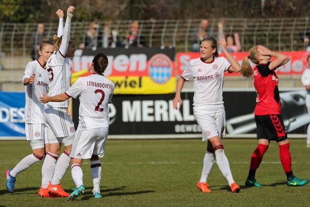 v.li.: Vivianne Miedema (FCB, 10), Torschützin Nora Holstad Berge (FCB, 15), Gina Lewandowski (FCB, 2) und Carina Wenninger (FCB, 19) jubeln über das Tor zum 2:3, Jubel, Torjubel, Torerfolg, celebrate the goal, goal, celebration, Jubel ueber das Tor, optimistisch, Action, Aktion, Fussball, Allianz Frauen-Bundesliga, SC Freiburg - FC Bayern München, xozx