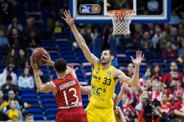 Berlin, Deutschland, 18.02.2017: Basketball - Top FOUR - FC Bayern Muenchen - ALBA Berlin. Nick Johnson (Bayern 13) im Zweikampf gegen Tony Gaffney (Alba 33)