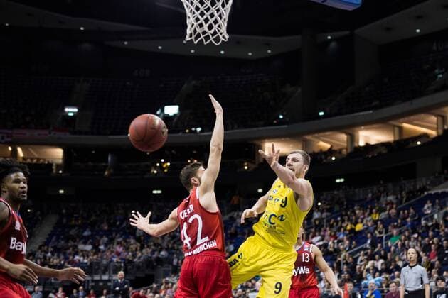 Berlin, Deutschland, 18.02.2017: Basketball - Top FOUR - FC Bayern Muenchen - ALBA Berlin. Elmedin Kikanovic (Alba 9) im Zweikampf gegen Maximilian Kleber (Bayern 42)