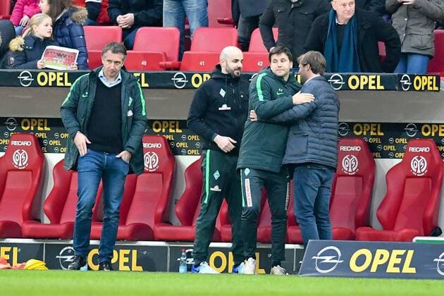 GER, 1. FBL, 1. FSV Mainz 05 vs SV Werder Bremen 18.02.2017, Opel-Arena, Mainz, GER, 1. FBL, 1. FSV Mainz 05 vs SV Werder Bremen, im Bild Negativer Blick bei Frank Baumann (Manager, Geschaeftsfuehrer SV Werder Bremen) nach dem Sieg, Freude bei Florian Bruns (Co-Trainer, SV Werder Bremen) Foto © nordphoto Fabisch nordphotox xFabisch