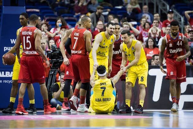 Berlin, Deutschland, 18.02.2017: Basketball - Top FOUR - FC Bayern Muenchen - ALBA Berlin. Tony Gaffney (Alba 33) und Ismet Akpinar (Alba 8) helfen Peyton Siva (Alba 7) auf die Beine