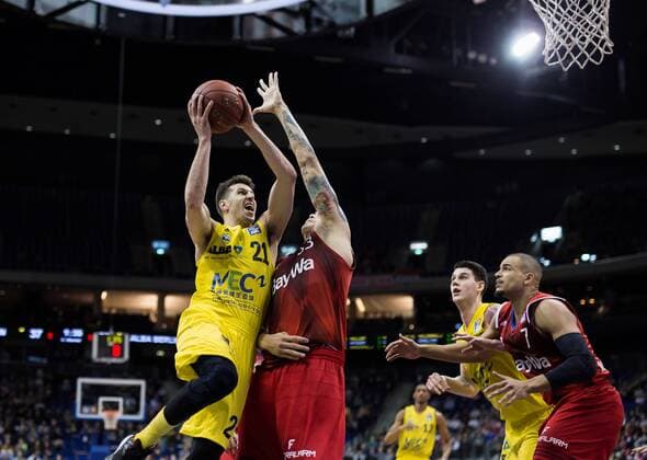 Berlin, Deutschland, 18.02.2017: Basketball - Top FOUR - FC Bayern Muenchen - ALBA Berlin. Dragan Milosavljevic (Alba 21) im Zweikampf gegen Maik Zirbes (Bayern 33)