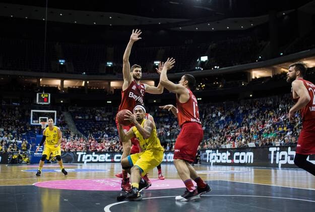 Berlin, Deutschland, 18.02.2017: Basketball - Top FOUR - FC Bayern Muenchen - ALBA Berlin. Peyton Siva (Alba 7) im Zweikampf gegen Maximilian Kleber (Bayern 42) und Nick Johnson (Bayern 13)