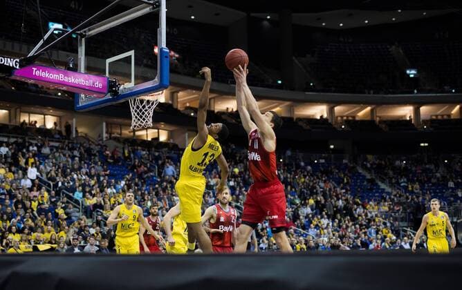 Berlin, Deutschland, 18.02.2017: Basketball - Top FOUR - FC Bayern Muenchen - ALBA Berlin. Malcolm Miller (Alba 13) im Zweikampf gegen Vladimir Lucic (Bayern 11)