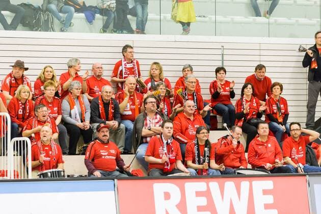 Fans der Rote Raben Vilsbiburg; Fans, Publikum, Zuschauer, Stimmung, Volleyball, Volleyball-Bundesliga Frauen, Schwarz-Weiß Erfurt - Rote Raben Vilsbiburg, xprx