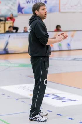 Manuel Müller (Schwarz-Weiß Erfurt, Trainer) zollt seiner Mannschaft Beifall; Ansprache, Motivation, Volleyball, Volleyball-Bundesliga Frauen, Schwarz-Weiß Erfurt - Rote Raben Vilsbiburg, xprx