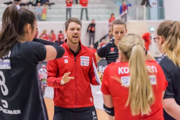 Trainer, team coach Jonas Kronseder (Rote Raben Vilsbiburg, Trainer) bei der Auszeit; Teamkreis, Mannschaftskreis, Ansprache, Motivation, Volleyball, Volleyball-Bundesliga Frauen, Schwarz-Weiß Erfurt - Rote Raben Vilsbiburg, xprx