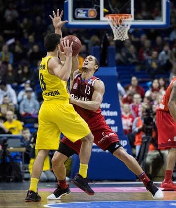 Berlin, Deutschland, 18.02.2017: Basketball - Top FOUR - FC Bayern Muenchen - ALBA Berlin. Nihad Djedovic (Bayern 14) im Zweikampf gegen Ismet Akpinar (Alba 8)