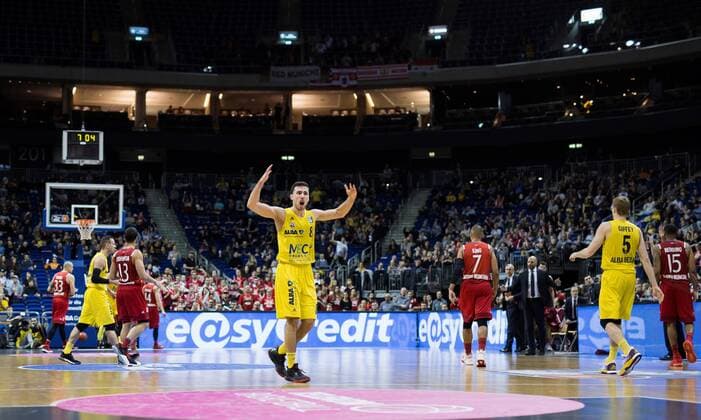 Berlin, Deutschland, 18.02.2017: Basketball - Top FOUR - FC Bayern Muenchen - ALBA Berlin. Ismet Akpinar (Alba 8) feuert die Fans an