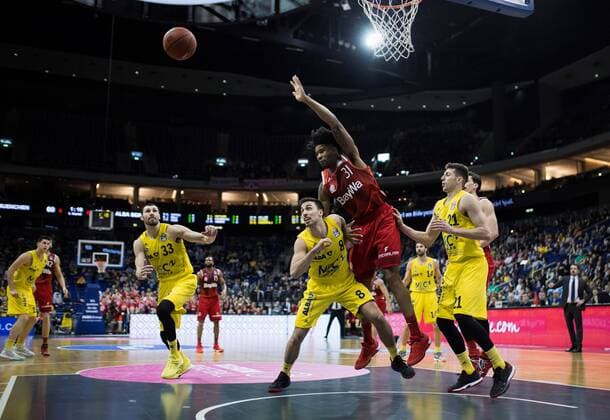 Berlin, Deutschland, 18.02.2017: Basketball - Top FOUR - FC Bayern Muenchen - ALBA Berlin. Devin Booker (Bayern 31) im Zweikampf gegen Ismet Akpinar (Alba 8)