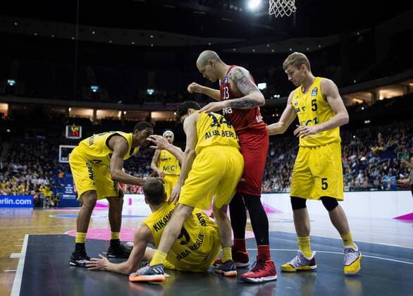 Berlin, Deutschland, 18.02.2017: Basketball - Top FOUR - FC Bayern Muenchen - ALBA Berlin. Malcolm Miller (Alba 13) und Engin Atsür Atsuer (Alba 14) helfen Elmedin Kikanovic (Alba 9) auf die Beine