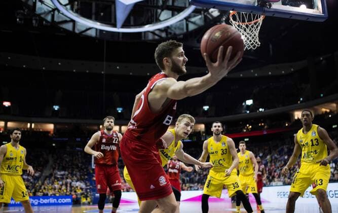 Berlin, Deutschland, 18.02.2017: Basketball - Top FOUR - FC Bayern Muenchen - ALBA Berlin. Niels Giffey (Alba 5) im Zweikampf gegen Maximilian Kleber (Bayern 42)