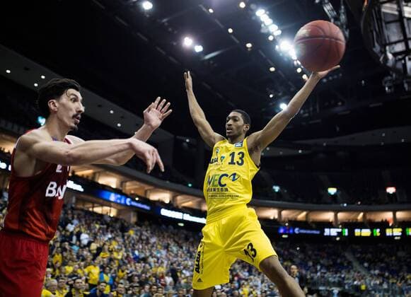 Bilder des Tages - SPORT Berlin, Deutschland, 18.02.2017: Basketball - Top FOUR - FC Bayern Muenchen - ALBA Berlin. Nihad Djedovic (Bayern 14) im Zweikampf gegen Malcolm Miller (Alba 13)