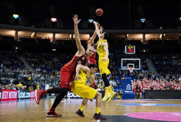 Berlin, Deutschland, 18.02.2017: Basketball - Top FOUR - FC Bayern Muenchen - ALBA Berlin. vorne Maik Zirbes (Bayern 33) im Zweikampf gegen Ismet Akpinar (Alba 8), hinten Nick Johnson (Bayern 13) im Zweikampf gegen Tony Gaffney (Alba 33)
