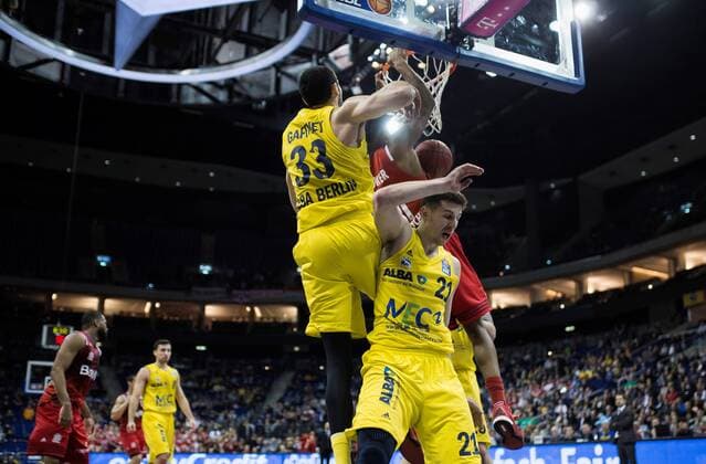 Bilder des Tages - SPORT Berlin, Deutschland, 18.02.2017: Basketball - Top FOUR - FC Bayern Muenchen - ALBA Berlin. Tony Gaffney (Alba 33) und Dragan Milosavljevic (Alba 21) sind chancenlos beim Dunkinf von Devin Booker (Bayern 31)