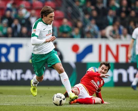 Bojan Krkic (FSV Mainz 05) im Zweikampf mit Clemens Fritz (SV Werder Bremen), FSV Mainz 05 vs SV Werder Bremen, Fussball, 1. Bundesliga, 18.02.2017, Foto Neis Eibner Copyright: xNeis xEibner-Pressefotox EP_ans