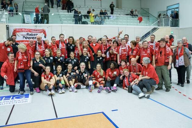Gruppenbild Rote Raben Vilsbiburg mit den mitgereisten Fans nach dem Spiel, Volleyball, Volleyball-Bundesliga Frauen, Schwarz-Weiß Erfurt - Rote Raben Vilsbiburg, xprx