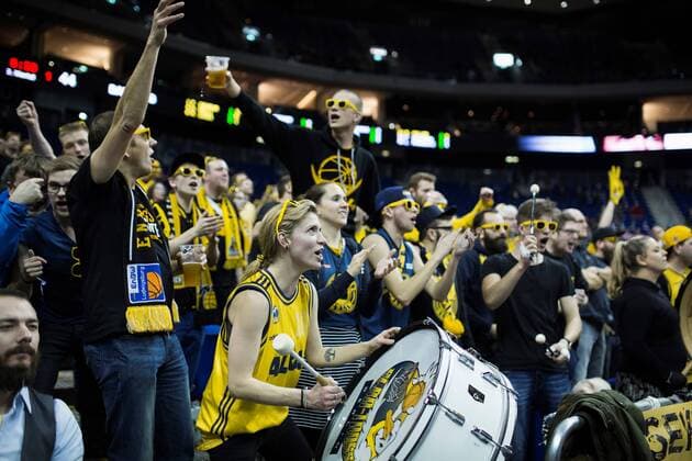 Berlin, Deutschland, 18.02.2017: Basketball - Top FOUR - MHP RIESEN Ludwigsburg - Brose Bamberg. Alba Fans und Ludwigsburg Fans feiern zusammen