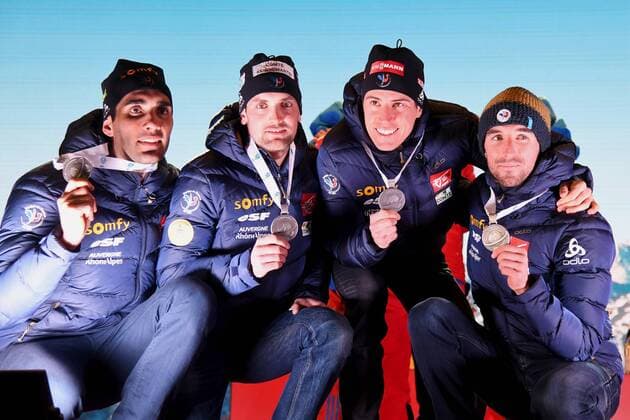 Martin FOURCADE (FRA), Simon DESTHIEUX (FRA), Quentin FILLON MAILLET (FRA), Jean Guillaume BEATRIX (FRA) mit der Silbermedaille. Oesterreich, Hochfilzen: Wintersport, Biathlon, IBU World Championships 2017 - 4x7.5km Staffel Herren am 18.02.2017, Biathlonstadion.