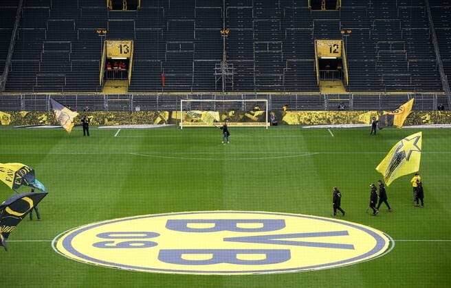 Dortmund vs VfL, 1. BL Dortmund, Deutschland. 18.02.2017, FUßBALL - Borussia Dortmund vs VfL Wolfsburg, 1. Bundesliga, Saison 2016-2017, Signal Iduna Park. Bild zeigt: BVB Stadion Gesperrte Südtribüne, leere Ränge, Dortmund