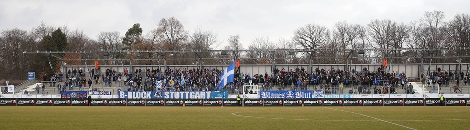 Fußball, Stadiongeschichte Stuttgarter Kickers Stuttgart , Fußball Regionalliga Stuttgarter Kickers vs. Hessen Kassel , Tribüne auf der Gegenseite ist wieder offen , allerdings ohne Dach