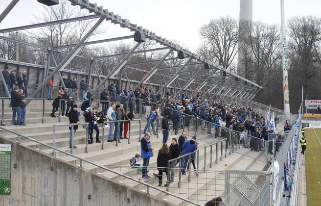 Fußball, Stadiongeschichte Stuttgarter Kickers Stuttgart , Fußball Regionalliga Stuttgarter Kickers vs. Hessen Kassel , Tribüne auf der Gegenseite ist wieder offen , allerdings ohne Dach