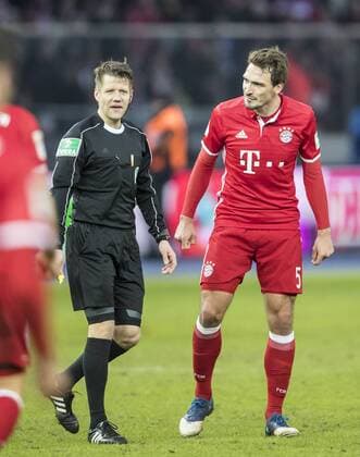 Mats HUMMELS, FCB 5 beschwert sich HERTHA BSC BERLIN - FC BAYERN MUENCHEN 1-1 Fussball 1. Bundesliga , Berlin, am 18.02.2017, 21.Spieltag, Saison 2016 2017, 1.Liga, 1.Bundesliga,FCB