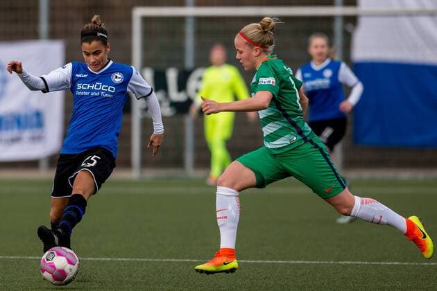 v.li.: Aylin Yaren (DSC Arminia Bielefeld, 25) und Pia-Sophie Wolter (SV Werder Bremen, 10) im Laufduell, Fussball, 2. Bundesliga Nord Frauen, DSC Arminia Bielefeld - SV Werder Bremen, xdgx
