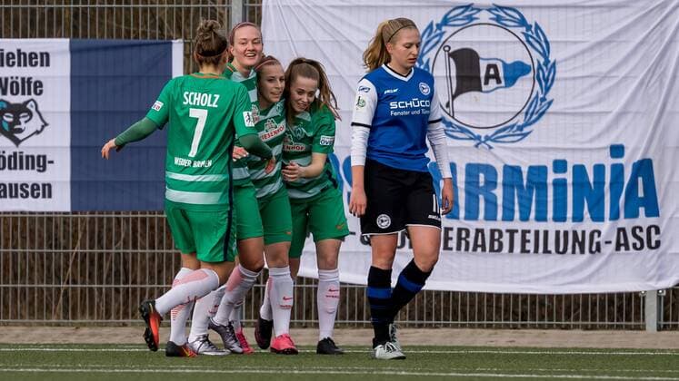 v.li.: Lisa-Marie Scholz (SV Werder Bremen, 7), Stefanie Antonia Sanders (SV Werder Bremen, 20), Cindy König (Konig, Koenig, SV Werder Bremen, 11) und Nina Lührßen (Luhrßen, Luhrssen, Luehrßen, Luehrssen, SV Werder Bremen, 4) beim Torjubel, Goal celebration, celebrate the goal, goal celebration,, Fussball, 2. Bundesliga Nord Frauen, DSC Arminia Bielefeld - SV Werder Bremen, xdgx