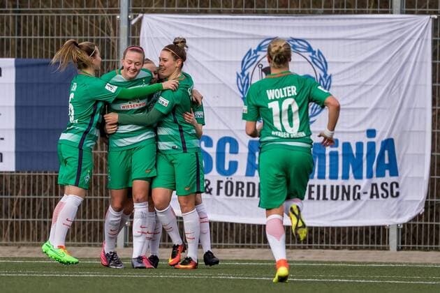Die Spielerinnen des SV Werder Bremen beim Torjubel, Goal celebration, celebrate the goal, goal celebration,, Fussball, 2. Bundesliga Nord Frauen, DSC Arminia Bielefeld - SV Werder Bremen, xdgx