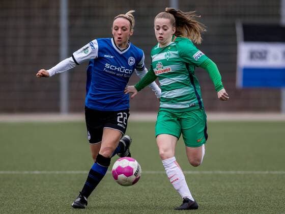 v.li.: Maxine Birker (DSC Arminia Bielefeld, 22) und Nina Lührßen (Luhrßen, Luhrssen, Luehrßen, Luehrssen, SV Werder Bremen, 4) im Zweikampf, Duell, duel, tackle, Fussball, 2. Bundesliga Nord Frauen, DSC Arminia Bielefeld - SV Werder Bremen, xdgx