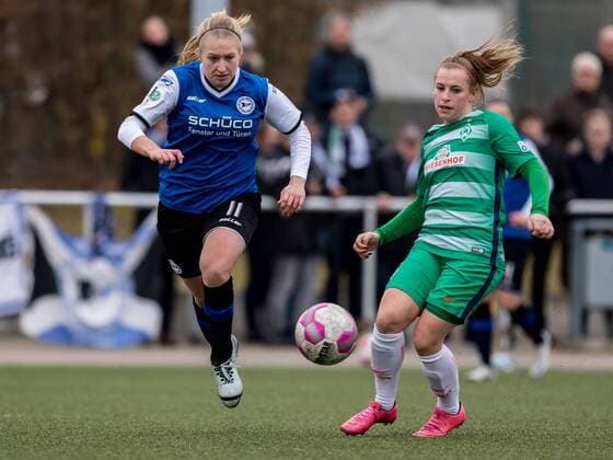 v.li.: Laura Liedmeier (DSC Arminia Bielefeld, 11) und Cindy König (Konig, Koenig, SV Werder Bremen, 11) im Laufduell, Fussball, 2. Bundesliga Nord Frauen, DSC Arminia Bielefeld - SV Werder Bremen, xdgx