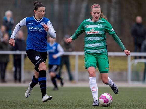 v.li.: Tanja Thormählen (Thormaehlen, DSC Arminia Bielefeld, 4) und Stefanie Antonia Sanders (SV Werder Bremen, 20) im Laufduell, Fussball, 2. Bundesliga Nord Frauen, DSC Arminia Bielefeld - SV Werder Bremen, xdgx