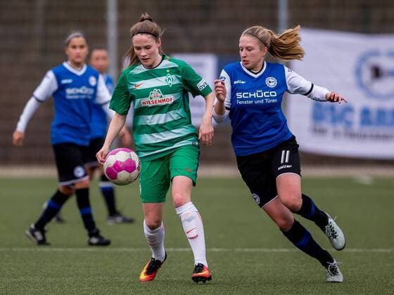 v.li.: Reena Wichmann (SV Werder Bremen, 14) und Laura Liedmeier (DSC Arminia Bielefeld, 11) im Zweikampf, Duell, duel, tackle, Fussball, 2. Bundesliga Nord Frauen, DSC Arminia Bielefeld - SV Werder Bremen, xdgx