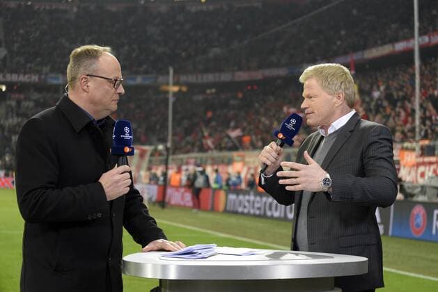 15.02.2017, Fussball Champions-League 2016 2017, Achtelfinale, FC Bayern München - FC Arsenal London, in der Allianz-Arena München. li: ZDF-Moderator Oliver Welke am Mikrofon, re: Ex-Torwart Oliver Kahn am Spielfeldrand. 