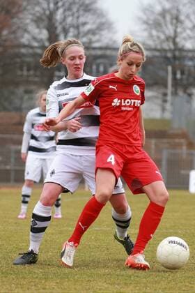 19.02.2017, xkvx, Fussball 1.Bundesliga Damen, Borussia Moenchengladbach - 1.FFC Frankfurt, emspor, v.l. Julia Koj (Borussia Moenchengladbach), Kathrin Hendrich (1. FFC Frankfurt) Moenchengladbach
