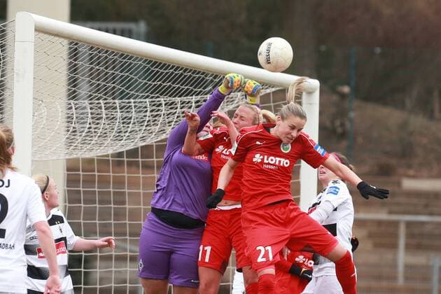 19.02.2017, xkvx, Fussball 1.Bundesliga Damen, Borussia Moenchengladbach - 1.FFC Frankfurt, emspor, v.l. Christina Bellinghoven (Borussia Moenchengladbach), Mandy Islacker (1. FFC Frankfurt), Ana-Maria Crnogorcevic (1. FFC Frankfurt) Moenchengladbach
