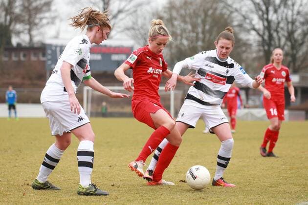 19.02.2017, xkvx, Fussball 1.Bundesliga Damen, Borussia Moenchengladbach - 1.FFC Frankfurt, emspor, v.l. Julia Koj (Borussia Moenchengladbach), Kathrin Hendrich (1. FFC Frankfurt), Mona Lohmann (Borussia Moenchengladbach) Moenchengladbach