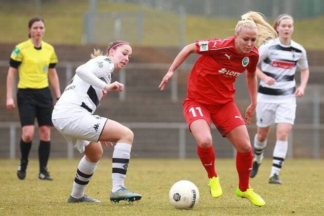 19.02.2017, xkvx, Fussball 1.Bundesliga Damen, Borussia Moenchengladbach - 1.FFC Frankfurt, emspor, v.l. Sandra Starmanns (Borussia Moenchengladbach), Mandy Islacker (1. FFC Frankfurt) Moenchengladbach